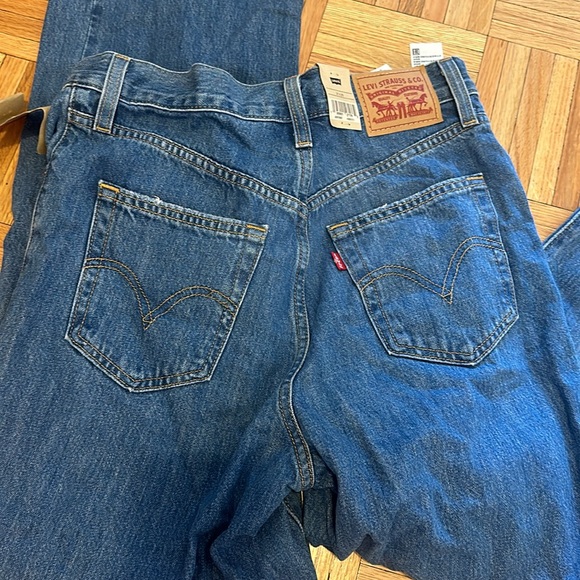 Levi’s high waisted straight leg jeans with rips in knees - Picture 6 of 7